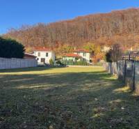 Plots - housing on Karpatská Street in Marianka with greenery and neighboring houses.