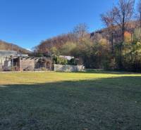 A grassy plot on Karpatská Street in Marianka, surrounded by forests, suitable for living.