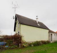 Family house on Partizánska Street in Bánovce nad Bebravou next to a garden with a swimming pool.