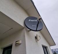 Satellite dish on the facade of a family house on Kopaninova Street in Sokoľ.