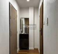 In the entrance hallway of the one-room apartment, the floor with a wooden decor stands out.