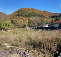 A plot for living in Kľačno with a beautiful view of the autumn landscape and surrounding nature.