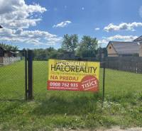 Land with lawn for sale, fenced, ideal for living.