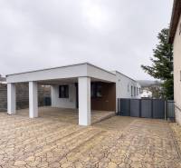 The family house in Nováčany has a spacious yard with a stone floor and a shelter.