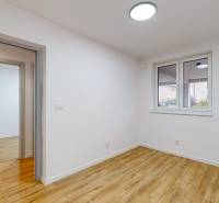 A room in a family house with a window and a floor with a wooden decor.