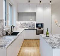 A kitchen in a family house with a marble countertop and a floor with a wooden decor.