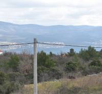 The panorama from the family house in Pridraga offers a view of the hills and greenery.