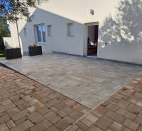 In Crikvenica, you can see the outdoor terrace of a 3-room apartment surrounded by greenery.