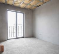 Unfurnished room in a family house with double doors and ceiling insulation.
