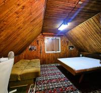 podkrovná spálňa, ubytovanie pre rodiny, drevený strop, oddelené lôžka, spací kút.