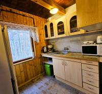 vybavená kuchyňa, ubytovanie s kuchynkou, kuchynská linka, mikrovlnka, varná kanvica, plne funkčná.