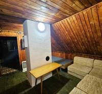 odkrovná spálňa, ubytovanie pre rodiny, drevený strop, oddelené lôžka, spací kút.