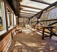 Priestranná krytá terasa pre dokonalý relax a vonkajšie stolovanie.