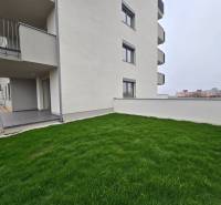 Transition from the terrace to the grassy garden at the 3-room apartment on Nad Suchým Dubom Street in Trenčín.