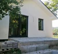 The garden and terrace of the family house in Kaplna with a challenge for completion.