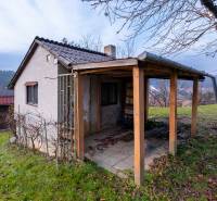 A cottage in the outskirts of Prešov surrounded by autumn nature and trees.