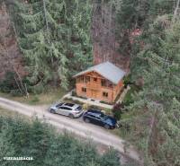 A cottage in a forest environment on Krpáčovo Street in Krpáčovo surrounded by trees and nature.