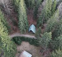 An aerial view of a cabin surrounded by a coniferous forest in Krpáčovo at Krpáčovo.