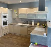Kitchen in a 4-room apartment, built-in appliances, floor with wood decor.