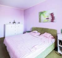 Kúpte si VEĽKORYSÝ PODKROVNÝ 4 i byt so SPOLOČNOU ZÁHRADOU a PIVNICOU