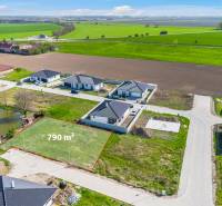 Kúpte si SVETLÝ, TICHÝ stavebný pozemok s IS a OPTIMÁLNOU ROZLOHOU