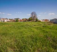 Kúpte si SVETLÝ, TICHÝ stavebný pozemok s IS a OPTIMÁLNOU ROZLOHOU