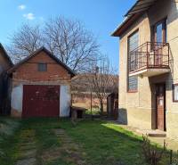 A family house in Tachtoch with an adjacent garage and garden in a peaceful location.