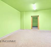 Green room with a wooden door frame in a family house, floor with a wooden decor.
