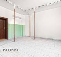 Empty room with wooden support columns in a family house.