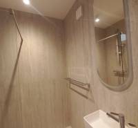 Bathroom with a shower and a sink in a 4-room apartment.