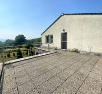 The terrace of a family house in Melčice-Lieskové with a view of the garden and surroundings.