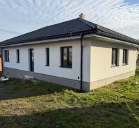 A family house in Bretejovce with a white facade and a pitched roof.