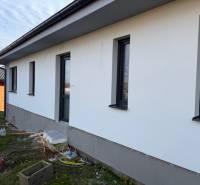 A family house in Bretejovce with a white facade and plastic windows.