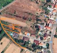 Aerial view of residential plots in Ratnovce, surrounded by greenery and houses.