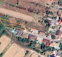 Aerial view of plots in Ratnovce suitable for living, surrounded by greenery and houses.