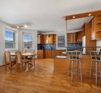 Kitchen and dining area in a family house with a wooden decor floor.