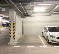 Parking spot in the garage with a white car and labeled Duo Real.