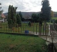 A grassy plot in Jasenovce on Jesenovce Street, suitable for living, surrounded by greenery.