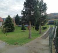 A garden in Jasenovce on Jesenovce Street, surrounded by trees, designated for living.