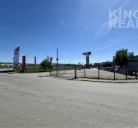 Part of commercial land in Prešov on Petrovianska 284 with fencing and parking spaces.