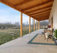Veranda in the building on Láb Street in Láb with garden seating and a plant.