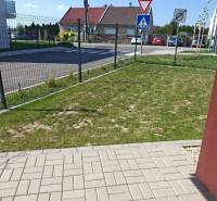 Grassy plot with a walkway on Šámot Street in Šamorín, near a 3-room apartment.
