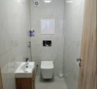 The bathroom equipment in the 3-room apartment includes a wall-hung toilet and a small washbasin area.