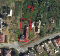 Aerial view of plots with family houses in Nova Basta, highlighted with a red outline.