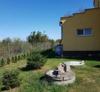 A garden at a family house in Stretavka with a lawn and an outdoor shelter.
