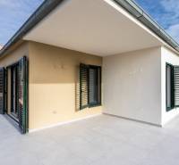 Terrace of a 3-room apartment in Trogir with a view of the city and surroundings.