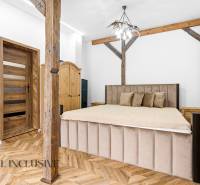 A bedroom in a family house with wooden elements and a wooden decor floor.