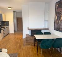Kitchen and dining area in a family house with a wood-patterned floor.