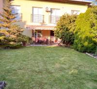 A garden with a terrace and seating area at a family house on Hrabová Street in Hamuliakovo.