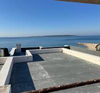 Sea view and rooftop terrace in Mandre at a 2-room apartment.